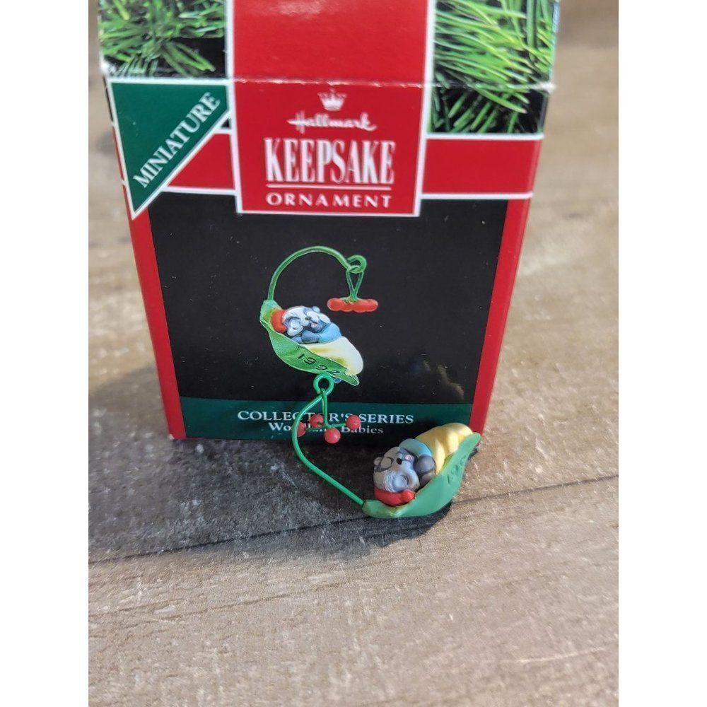 Hallmark Woodland‎ babies 1992 ornament Xmas Decor Peapod